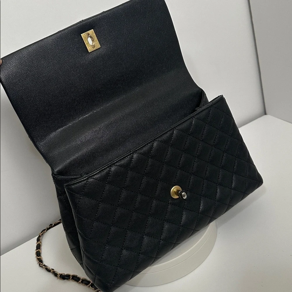💯Authentic Chanel Black Quilted Shoulder Bag with Gold Accents🍀